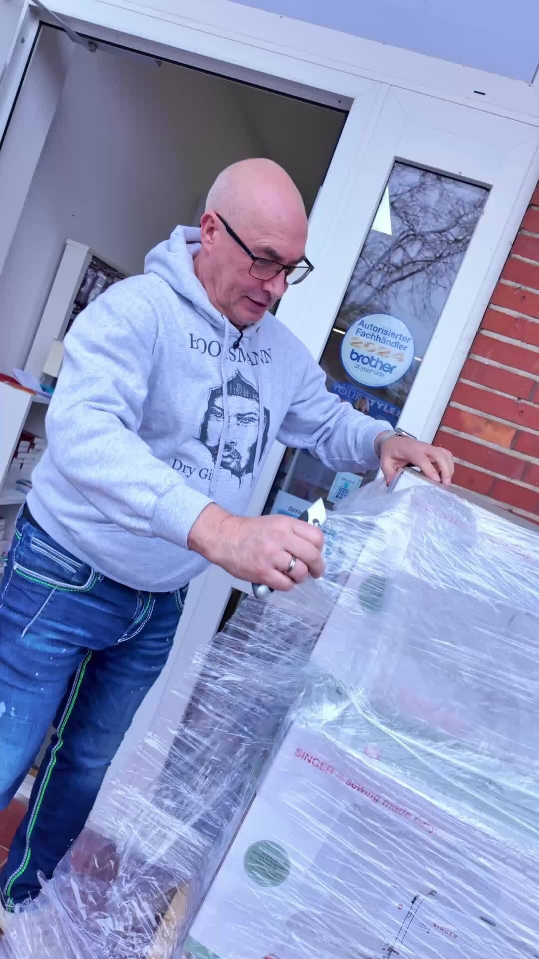 Post 9 by Nähmaschinenprofi Fred Lange on Instagram (video)