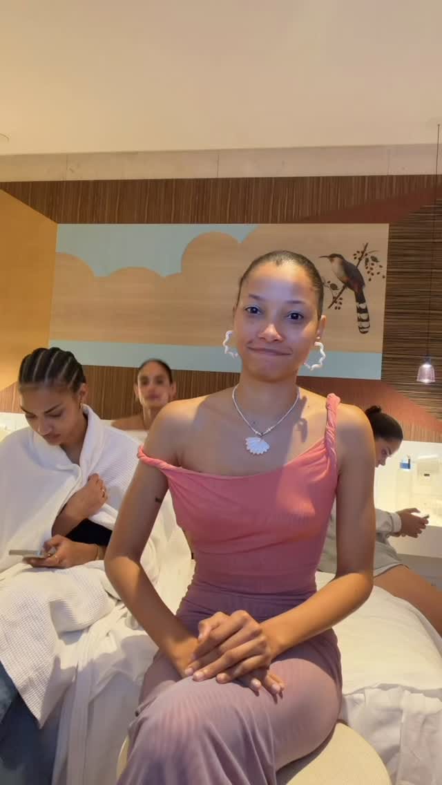 Post 4 by Melanie Aydee on Instagram (video)