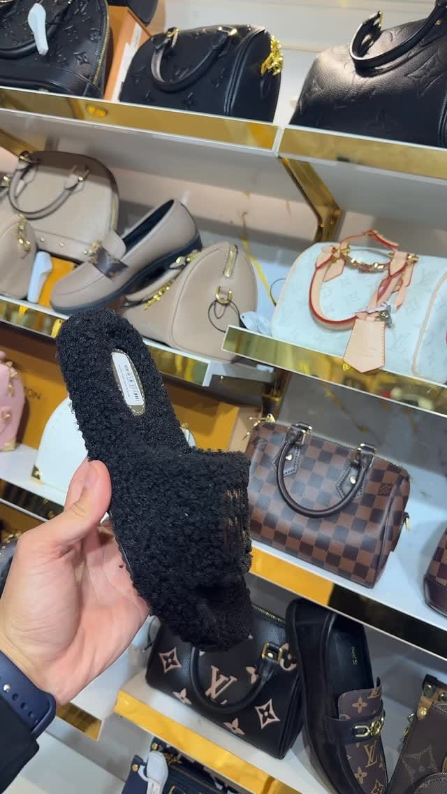 Post 3 by Boutique Ricci Oran on Instagram (video)