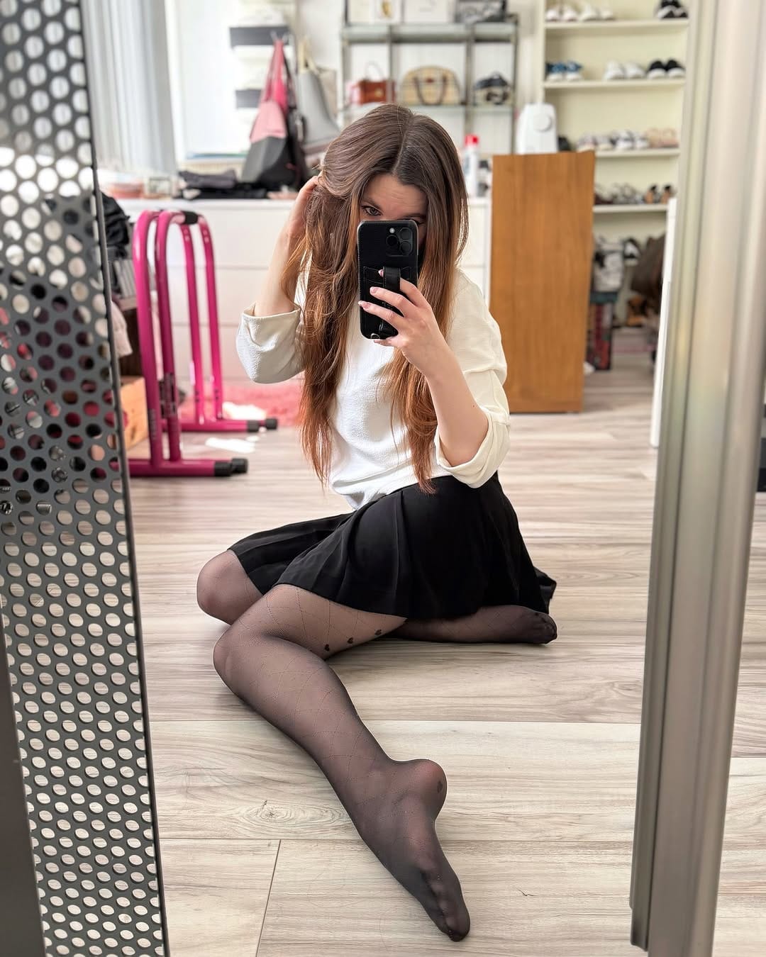 Post 3 by Nini Raven on Instagram (image)