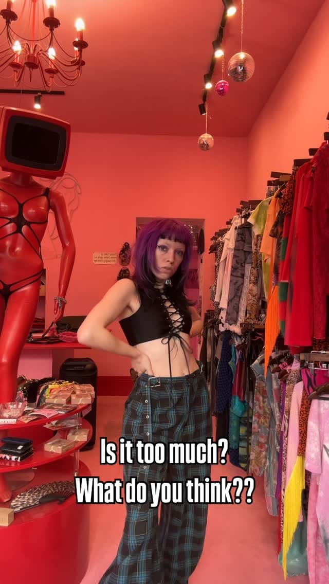 Post 4 by IVY Berlin on Instagram (video)
