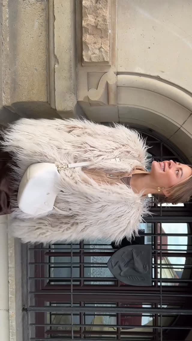 Post 1 by Etienne Aigner AG on Instagram (video)