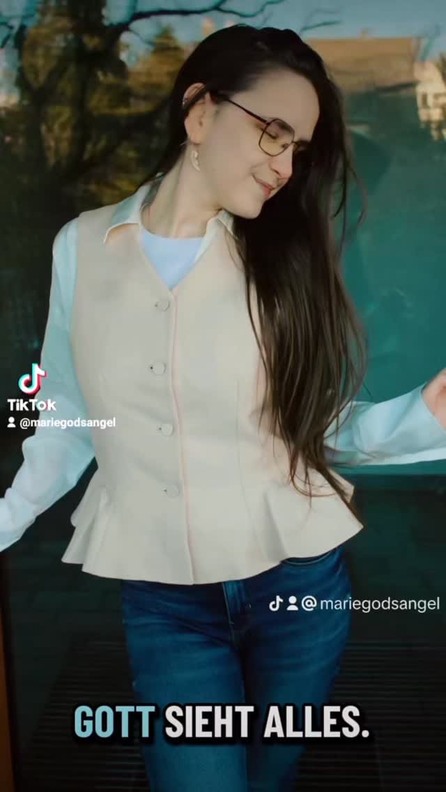 Post 2 by Marie-Madelaine on Instagram (video)