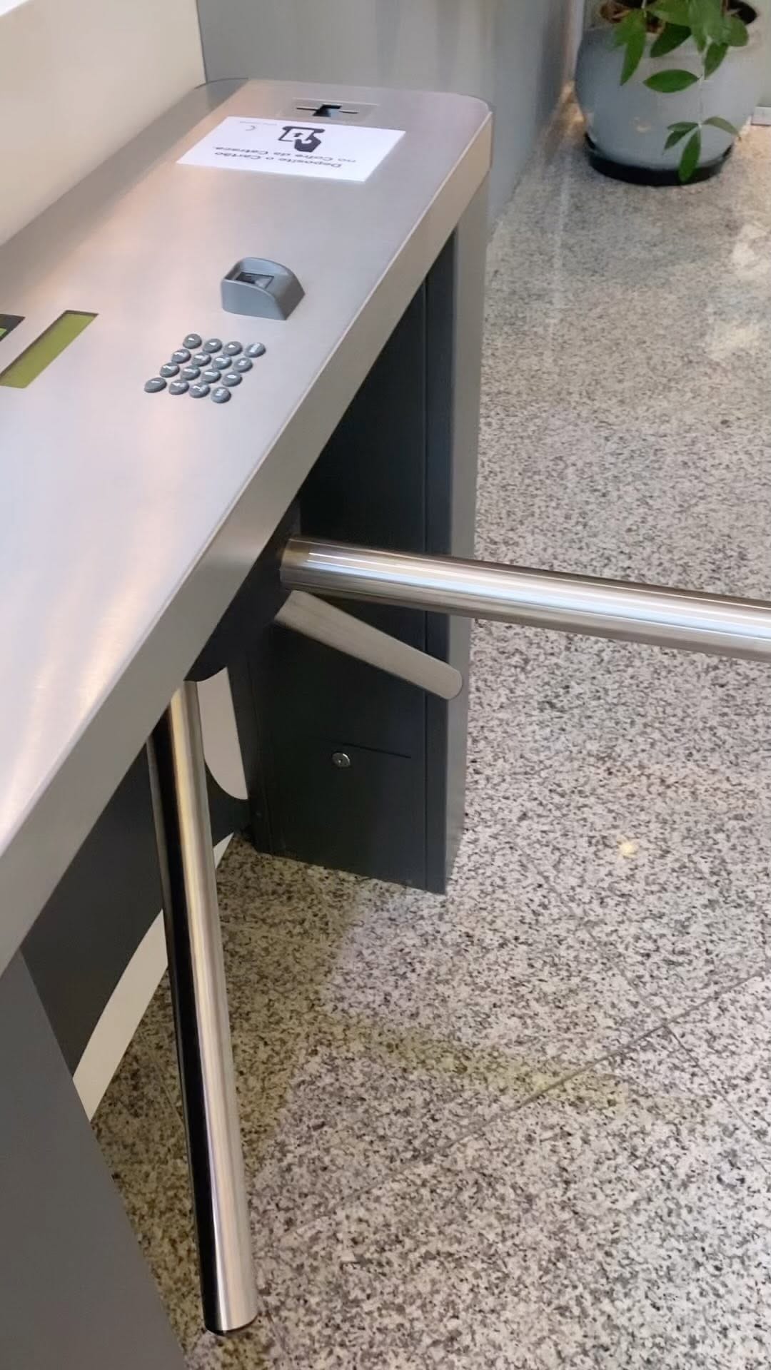 Post 10 by Apple - iPhone, Macbook e Watch on Instagram (video)