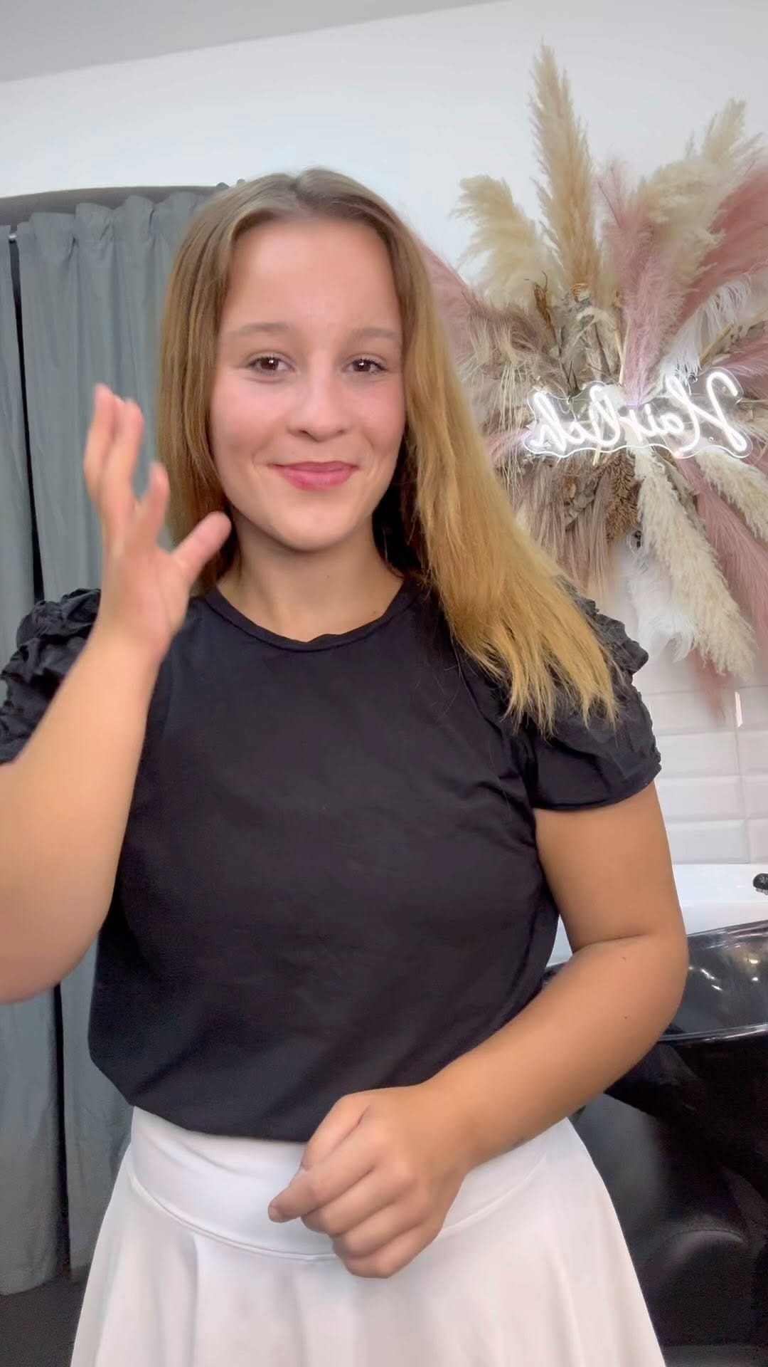 Post 8 by Salon Hairlich on Instagram (video)