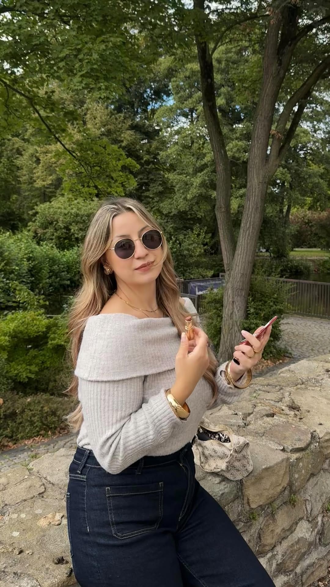 Post 1 by Julia Gal on Instagram (video)