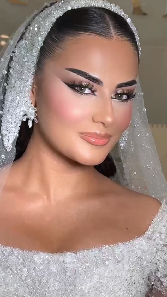 Post 3 by Makeupbymervat on Instagram (video)