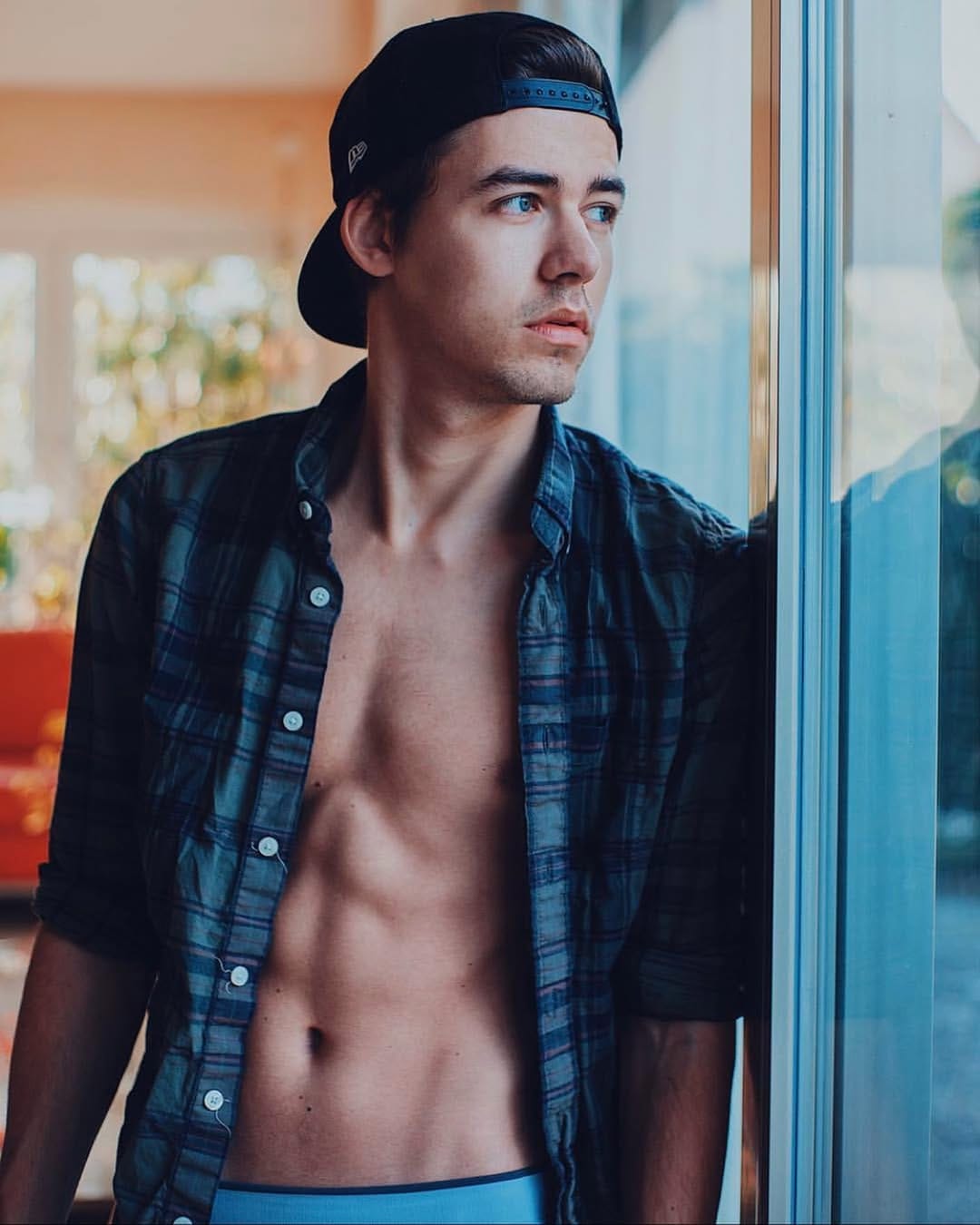 Post 8 by Alexander Weber on Instagram (carousel)