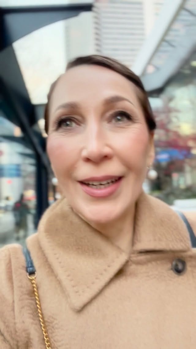 Post 6 by Yelena Ganshof van der Meersch on Instagram (video)