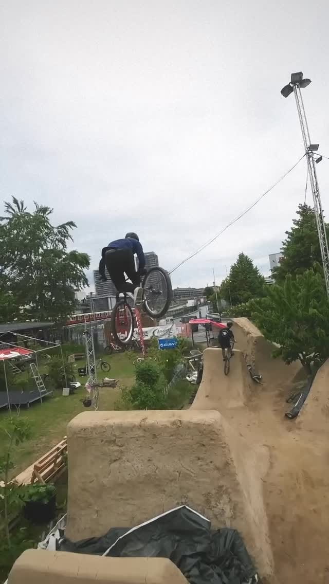 Post 8 by Timo Pritzel on Instagram (video)