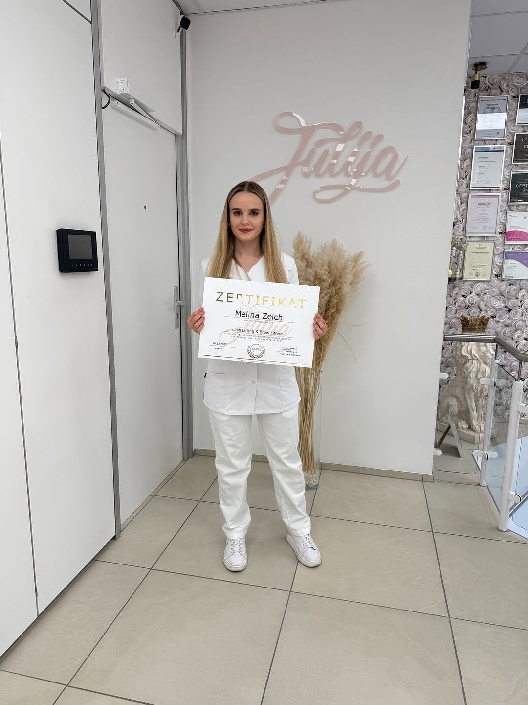 Post 4 by Julija Rudolph | Wimpernstylistin Stuttgart on Instagram (carousel)