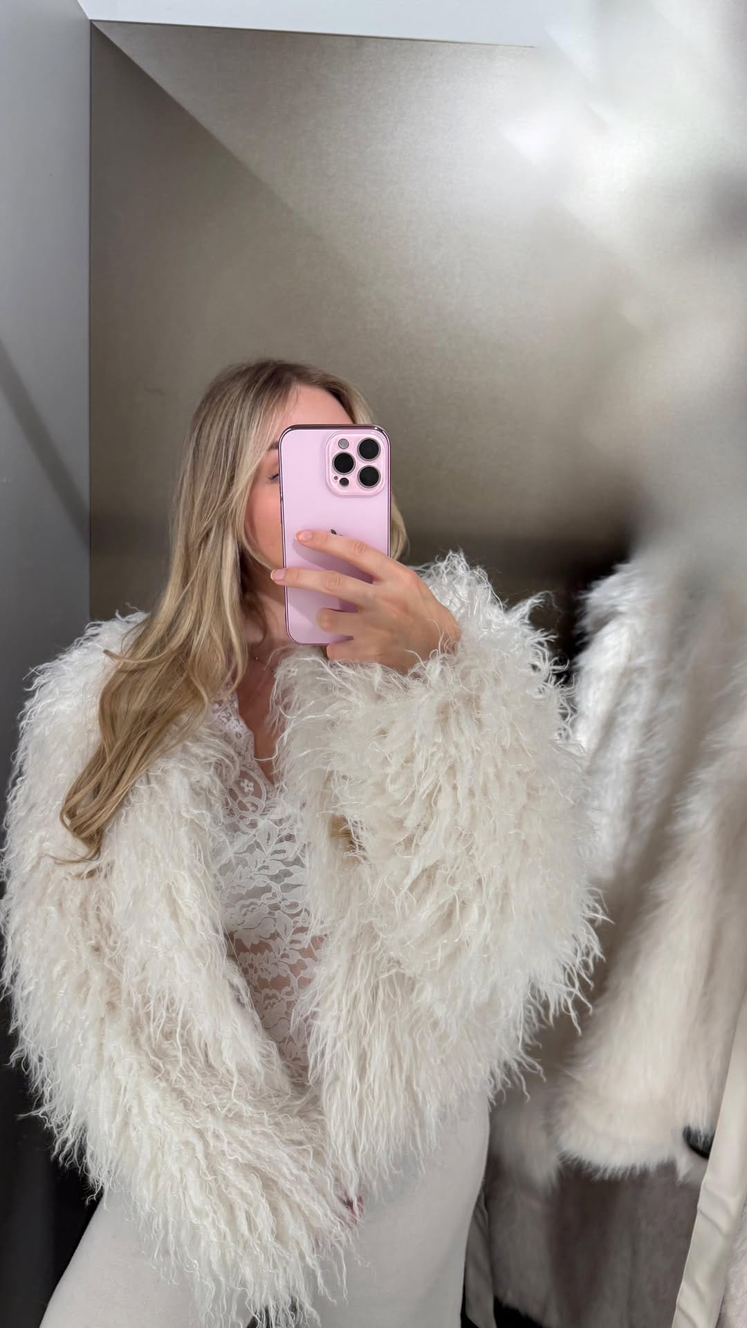 Post 3 by PAULA LEONIE on Instagram (video)