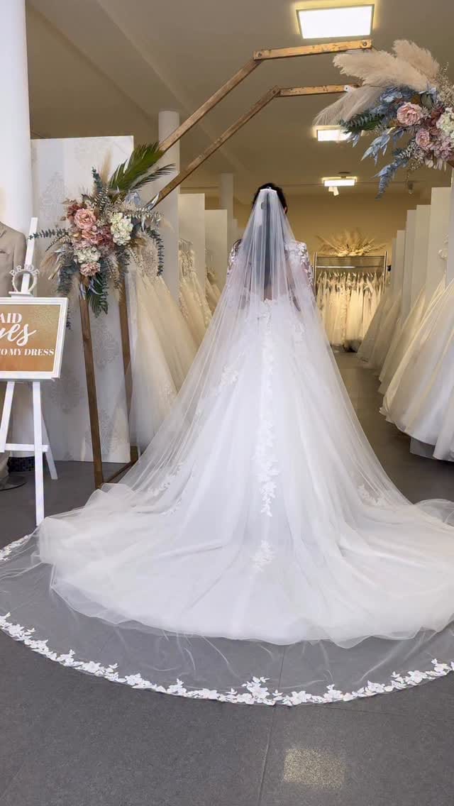 Post 1 by Hochzeitshaus Struck Brautmoden on Instagram (video)