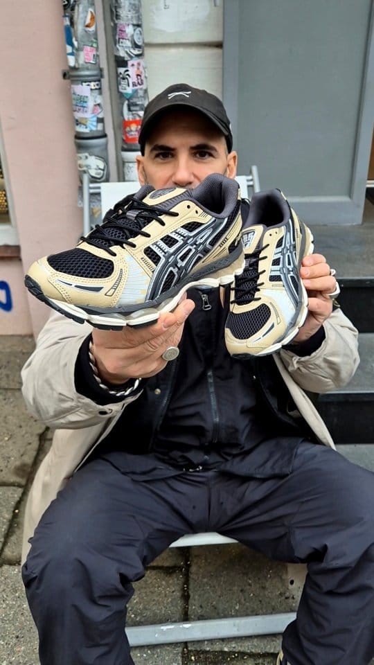 Post 2 by glOry hOle sneaker shOp on Instagram (video)