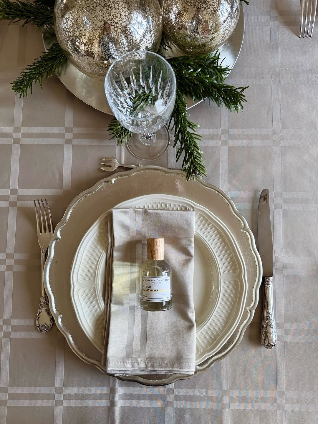 Post 7 by L'Essence des Notes on Instagram (carousel)