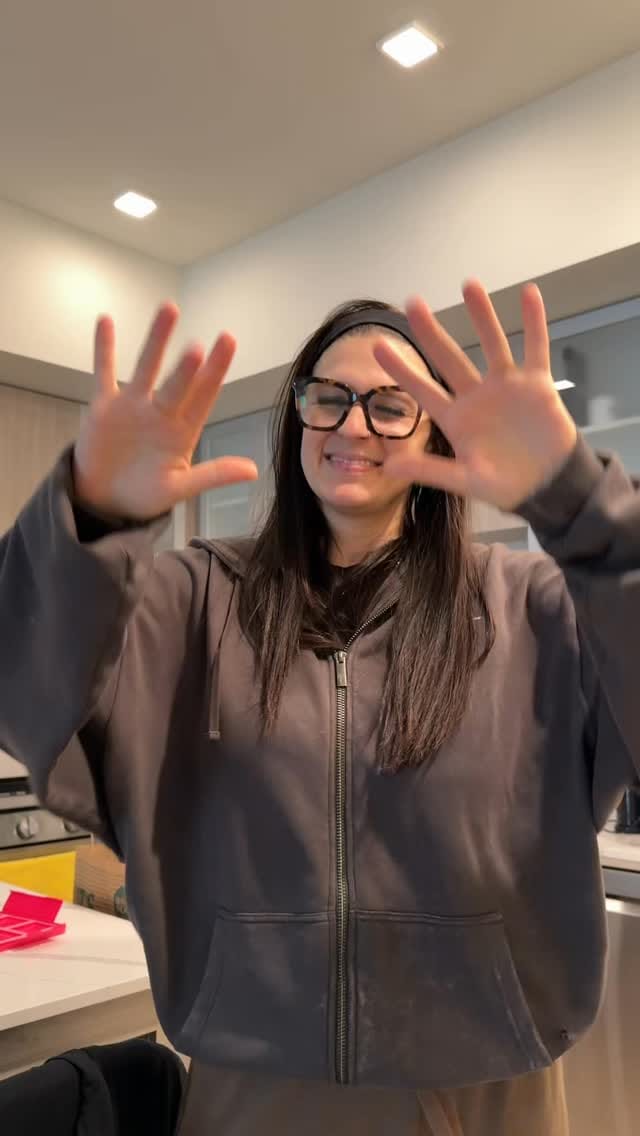 Post 2 by Vanessa Gro on Instagram (video)