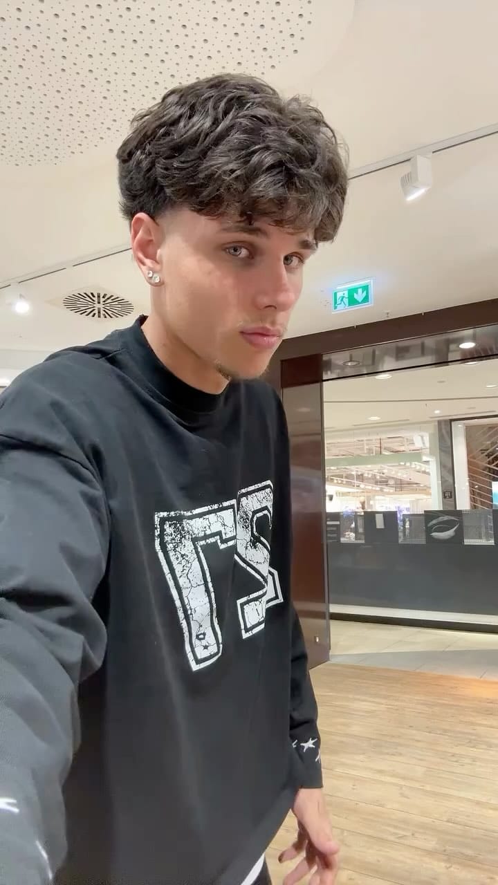 Post 5 by 𝐒𝐍𝐔𝐒𝐈 Sneaker & More Stuttgart on Instagram (video)