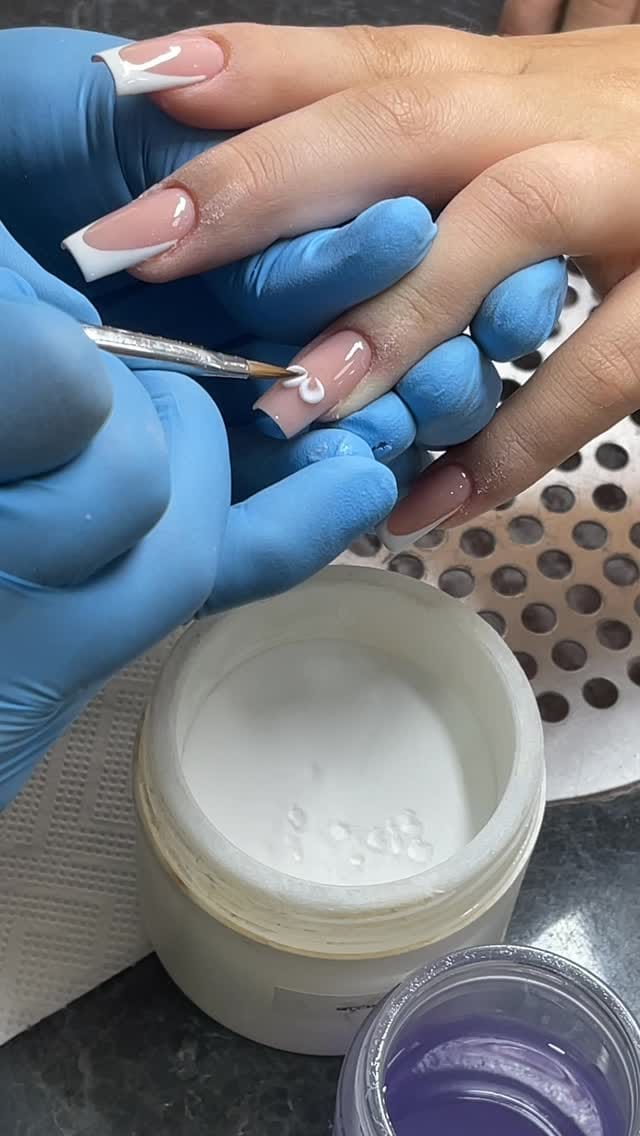 Post 7 by StarNails Am Ku’damm on Instagram (video)