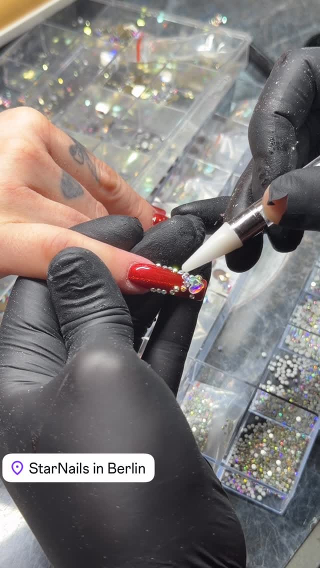 Post 5 by StarNails Am Ku’damm on Instagram (video)