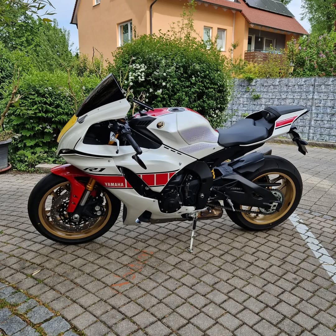 Post 1 by Yamaha R1 RN65 on Instagram (image)