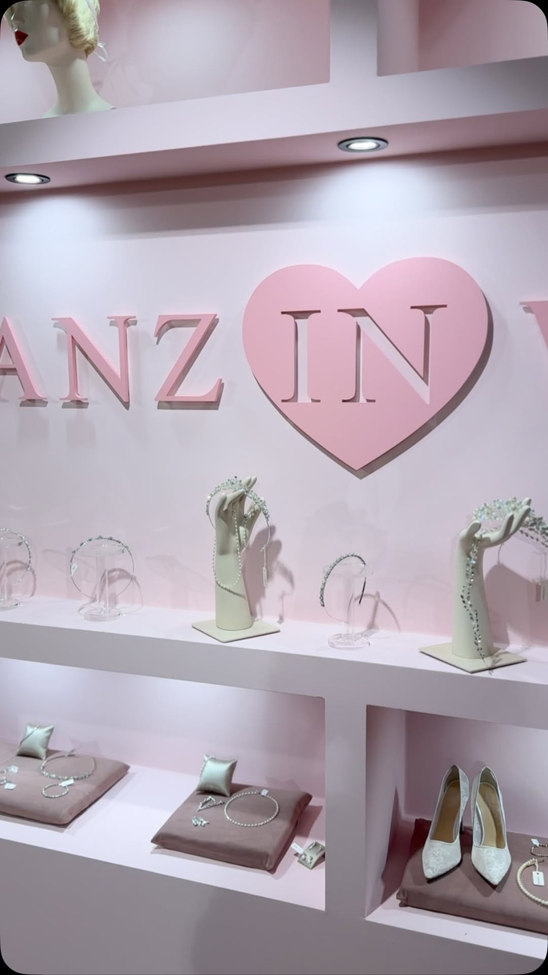 Post 8 by GANZ IN WEISS on Instagram (video)