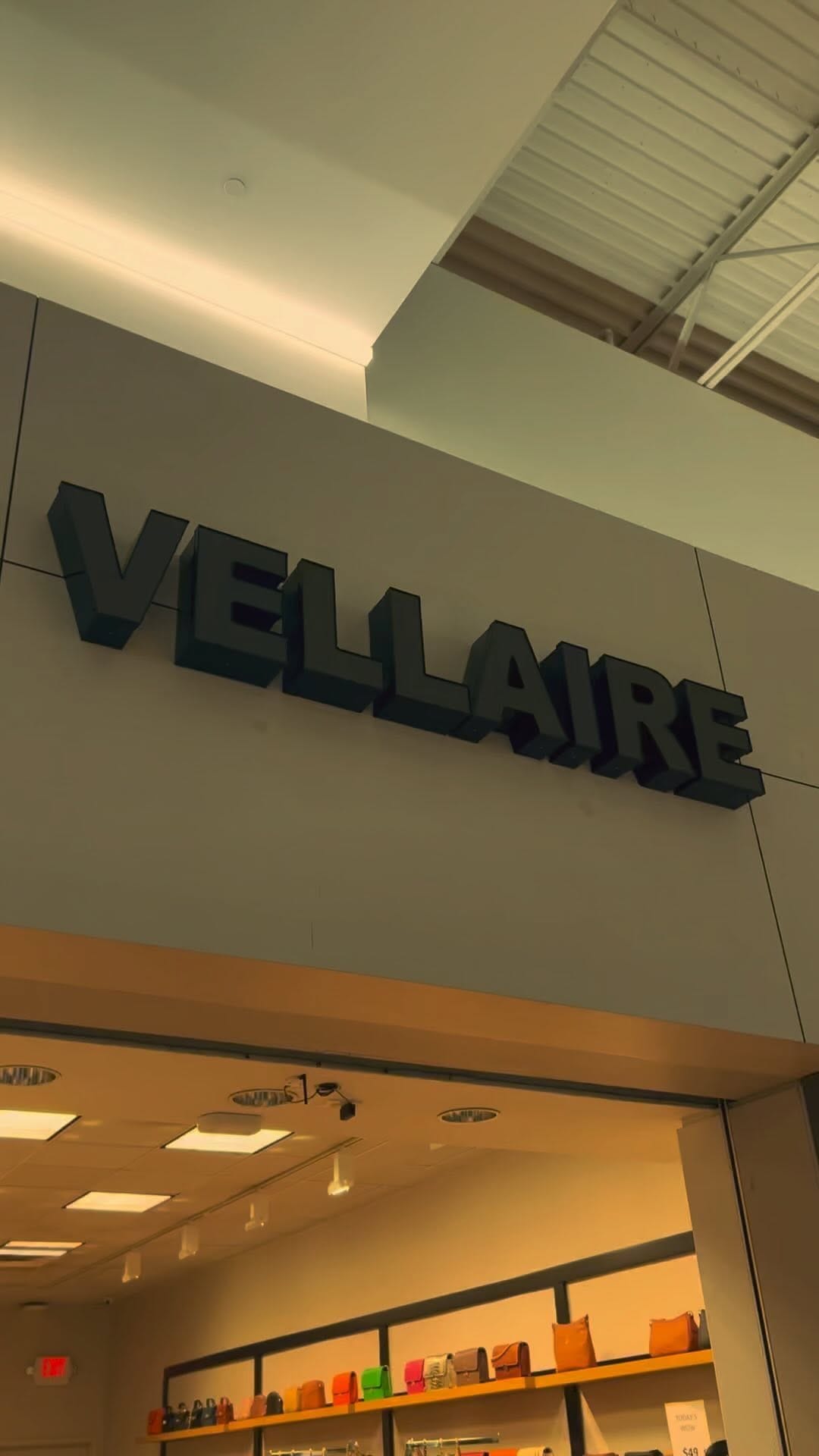 Post 1 by ＶＥＬＬＡＩＲＥ on Instagram (video)