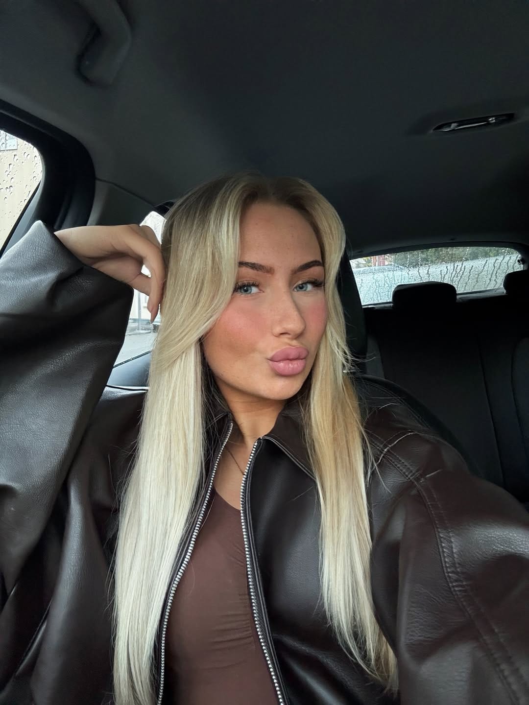 Post 6 by 𝐕 𝐀 𝐍 𝐈 🤍 on Instagram (carousel)