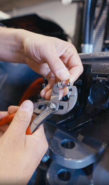 Post 6 by KNIPEX on Instagram (video)
