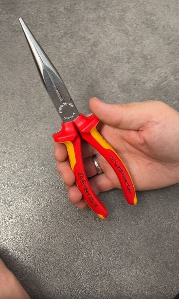 Post 8 by KNIPEX on Instagram (video)