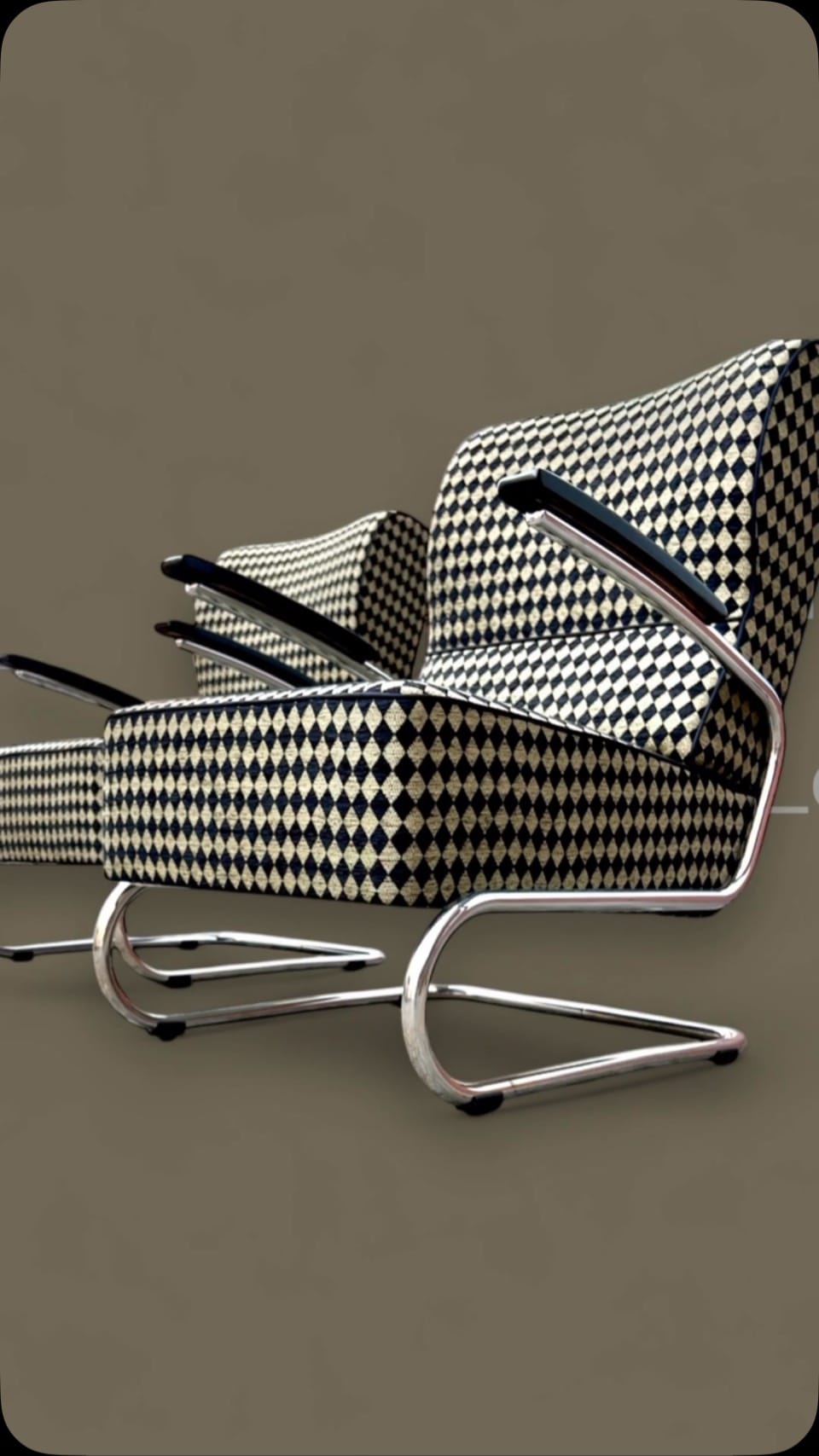 Post 3 by DESIGNKLASSIKER DER MODERNE on Instagram (video)