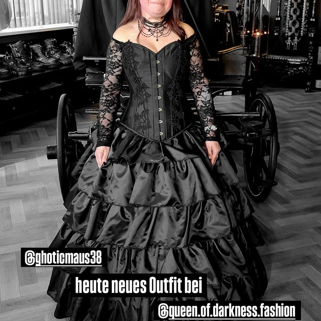 Post 10 by Queen of Darkness on Instagram (image)
