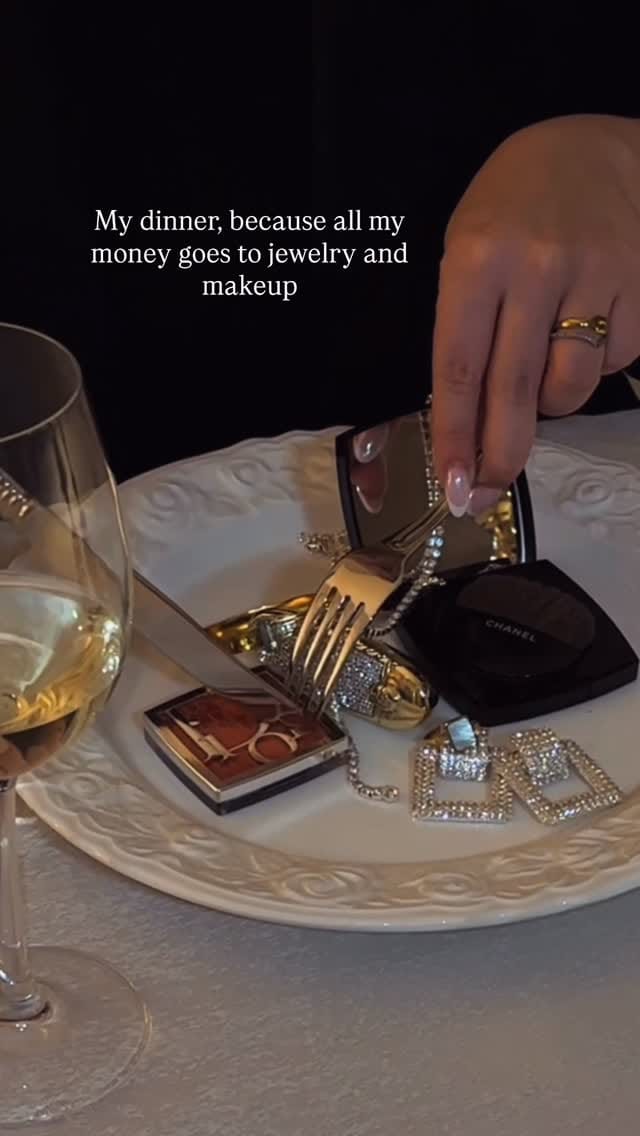 Post 2 by Hanni 🪩🐆🥂 on Instagram (video)