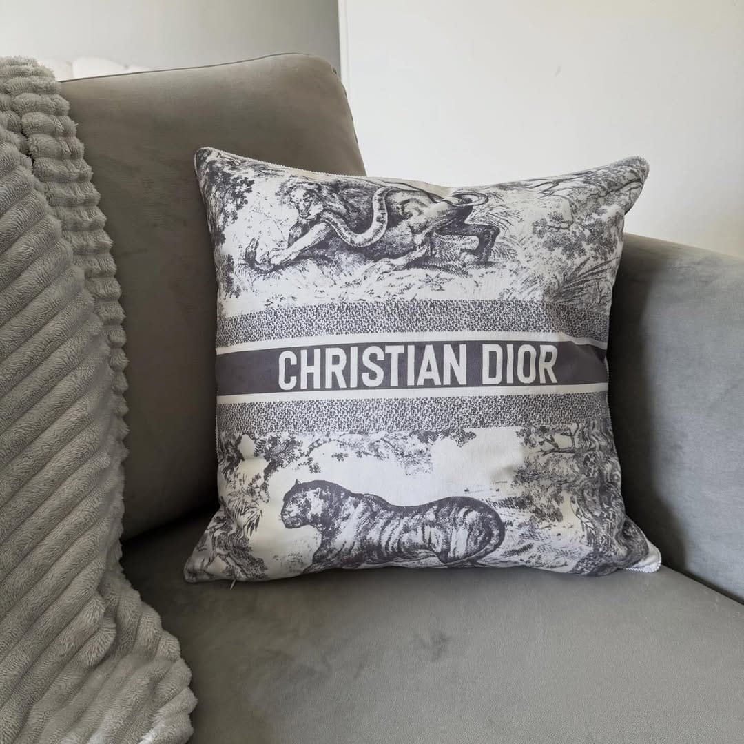 Post 6 by The Luxury Goods NL on Instagram (image)