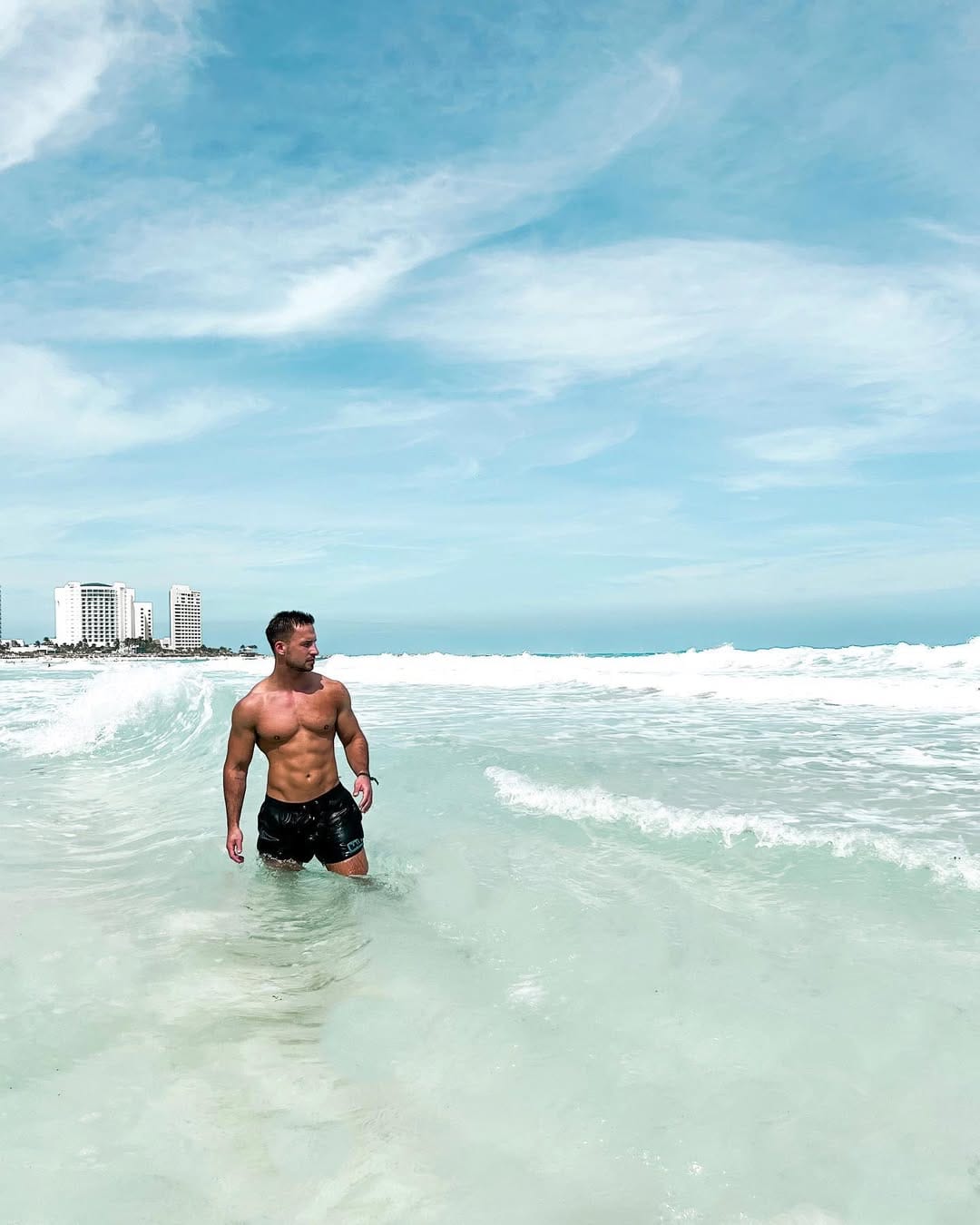 Post 10 by Travel & Lifestyle  | Niklas Niebiossa on Instagram (image)