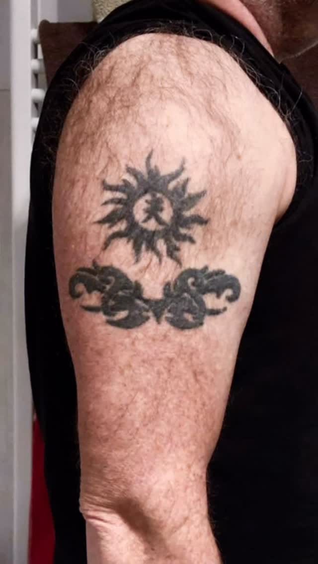 Post 1 by @garlochtattoo on Instagram (video)