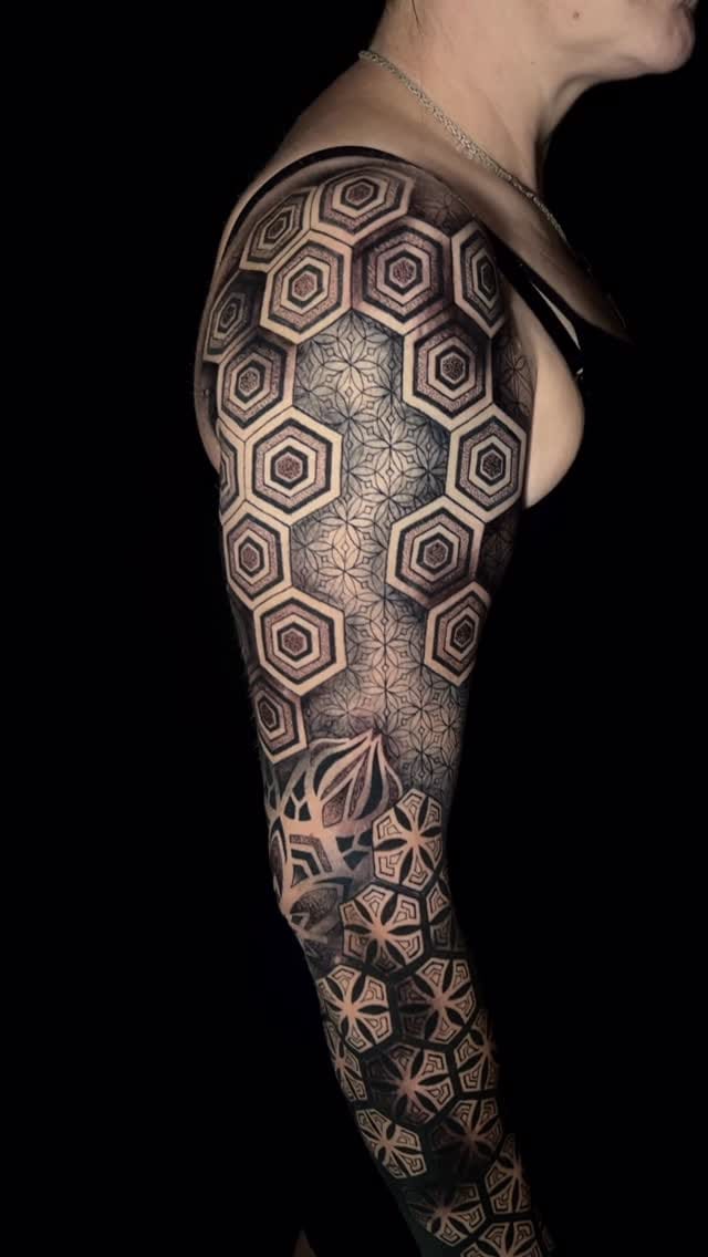 Post 10 by @garlochtattoo on Instagram (video)