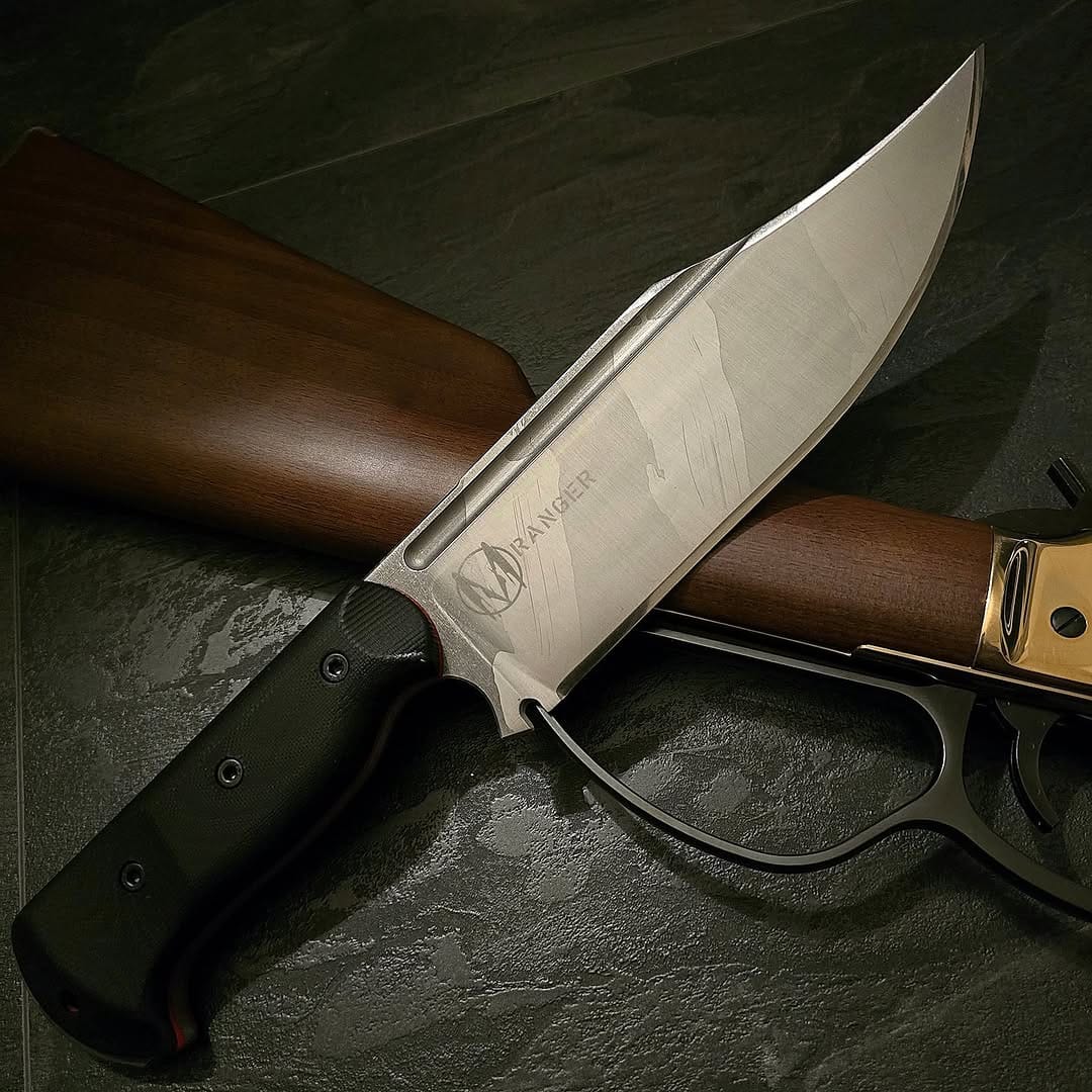 Post 4 by knifeaddict on Instagram (image)