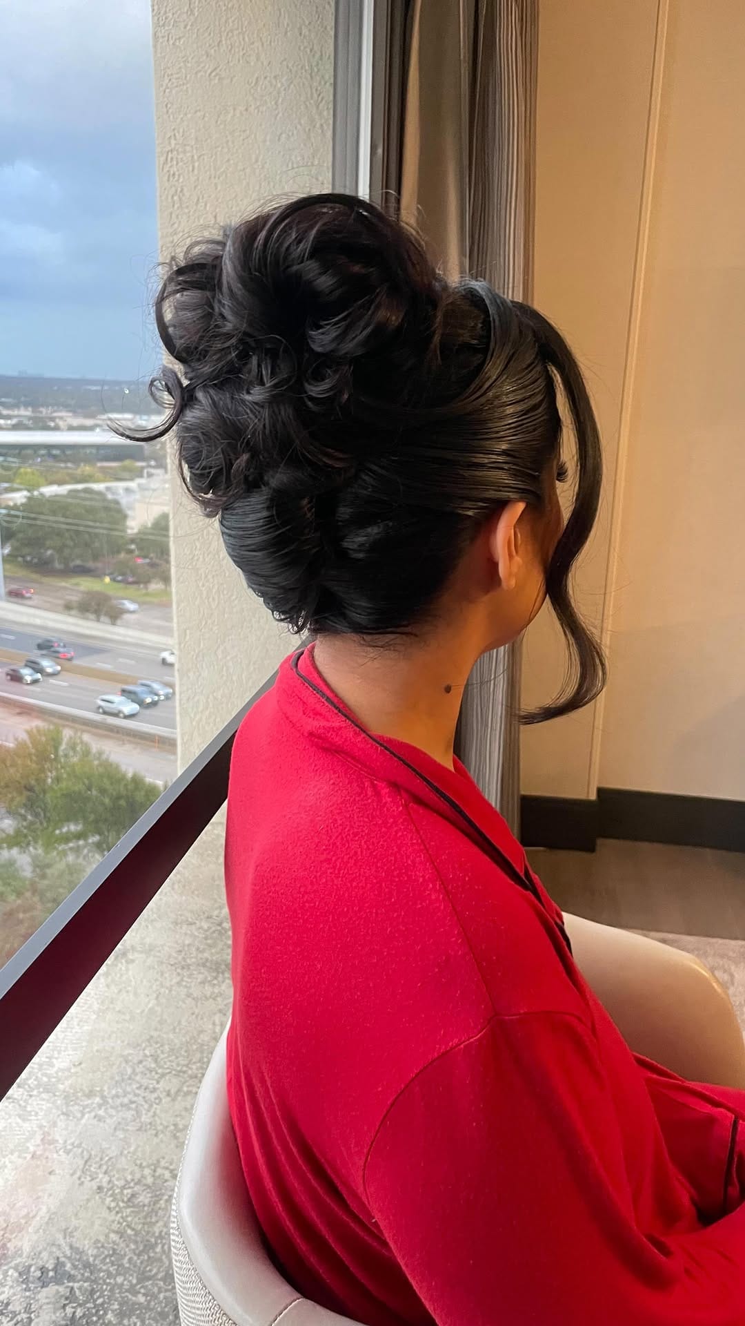 Post 7 by Jee Davis- Celebrity/ Bridal Hairstylist on Instagram (video)