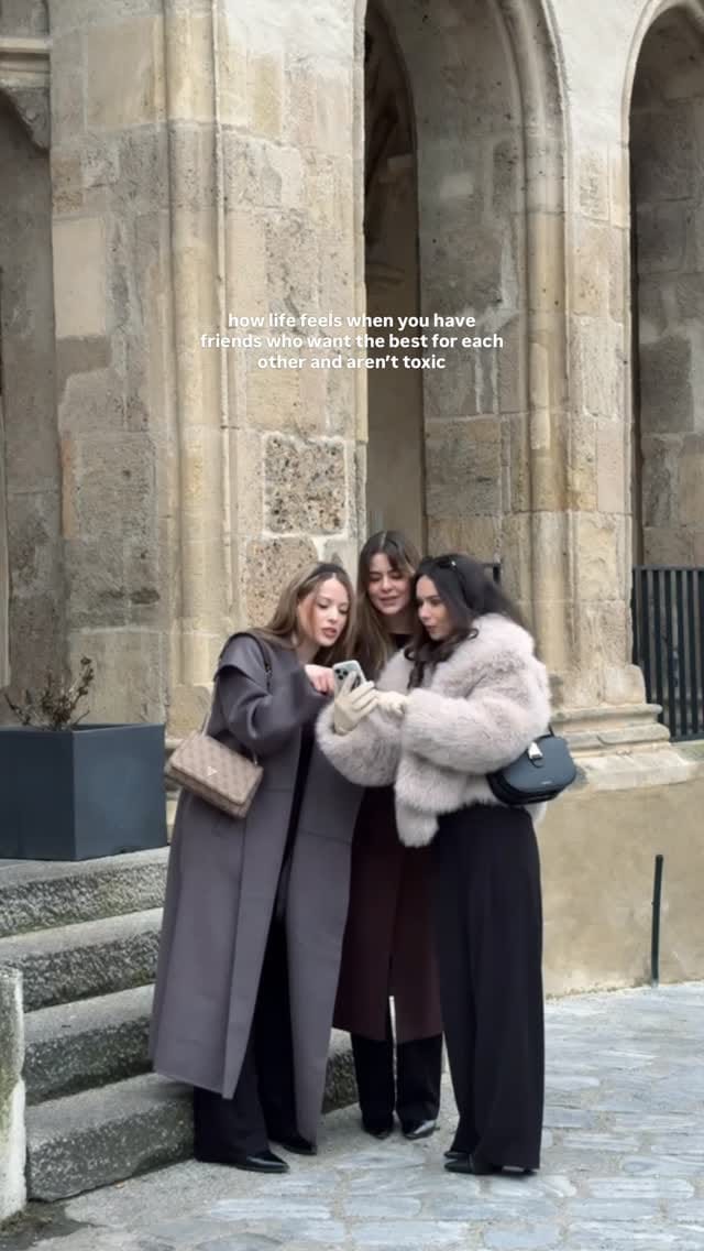 Post 4 by ᴅᴀᴍs | ғᴀsʜɪᴏɴ ᴄᴏɴᴛᴇɴᴛ ᴄʀᴇᴀᴛᴏʀ on Instagram (video)