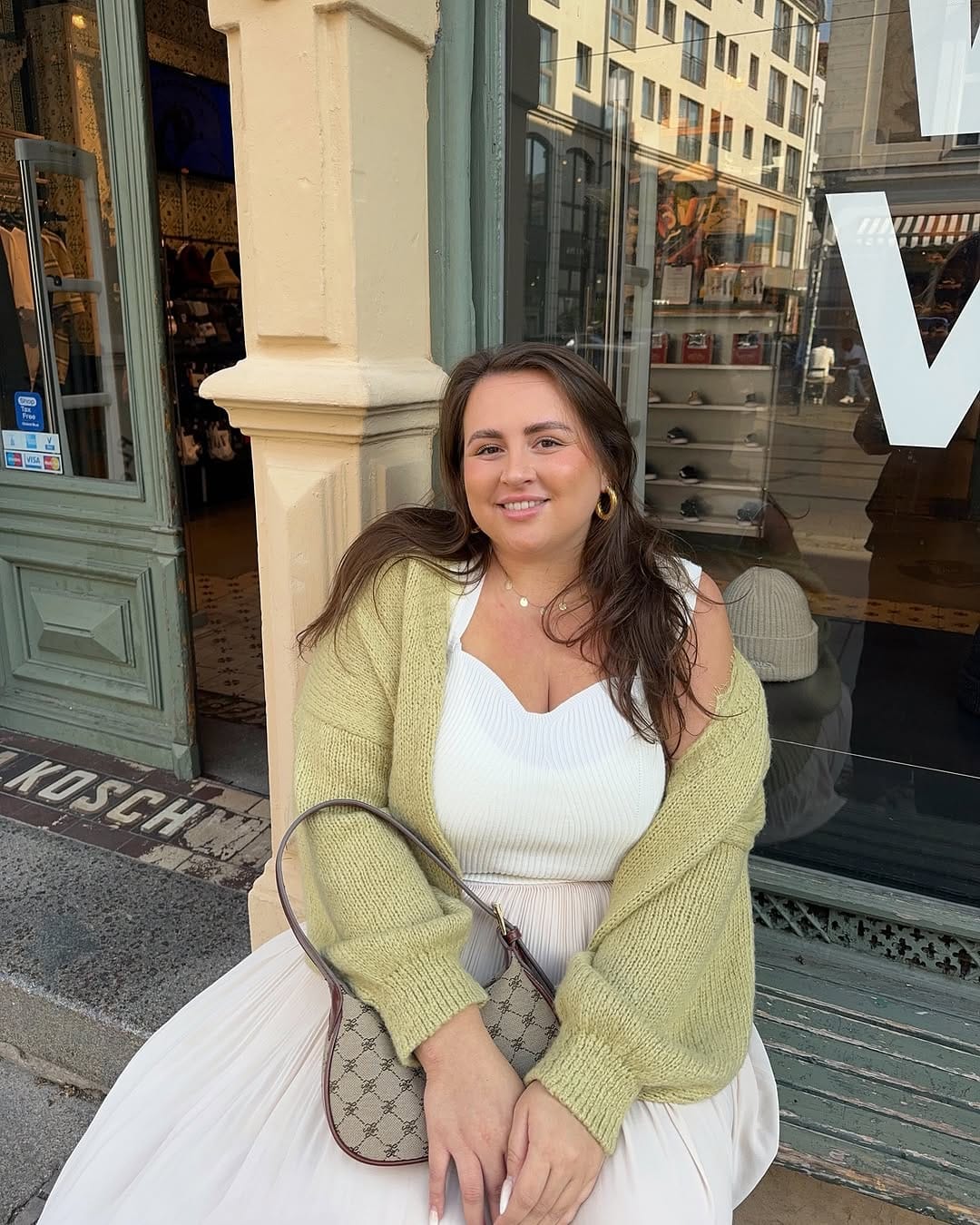 Post 10 by Bella Julie Wassé 🦋 Berlin on Instagram (carousel)