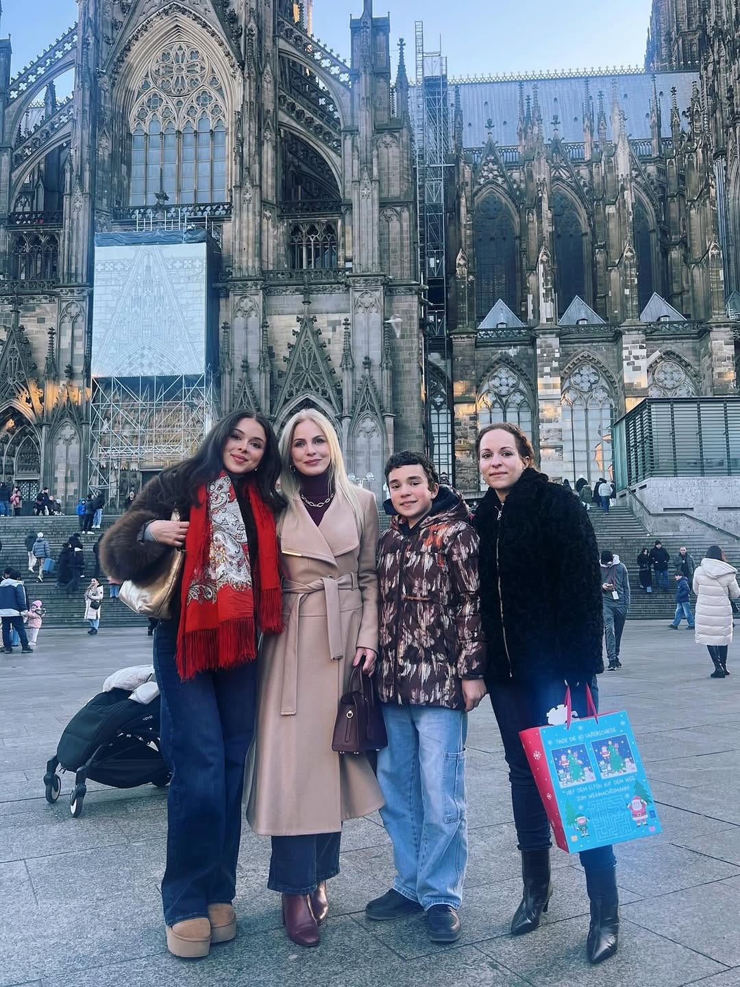 Post 8 by Dunia on Instagram (carousel)