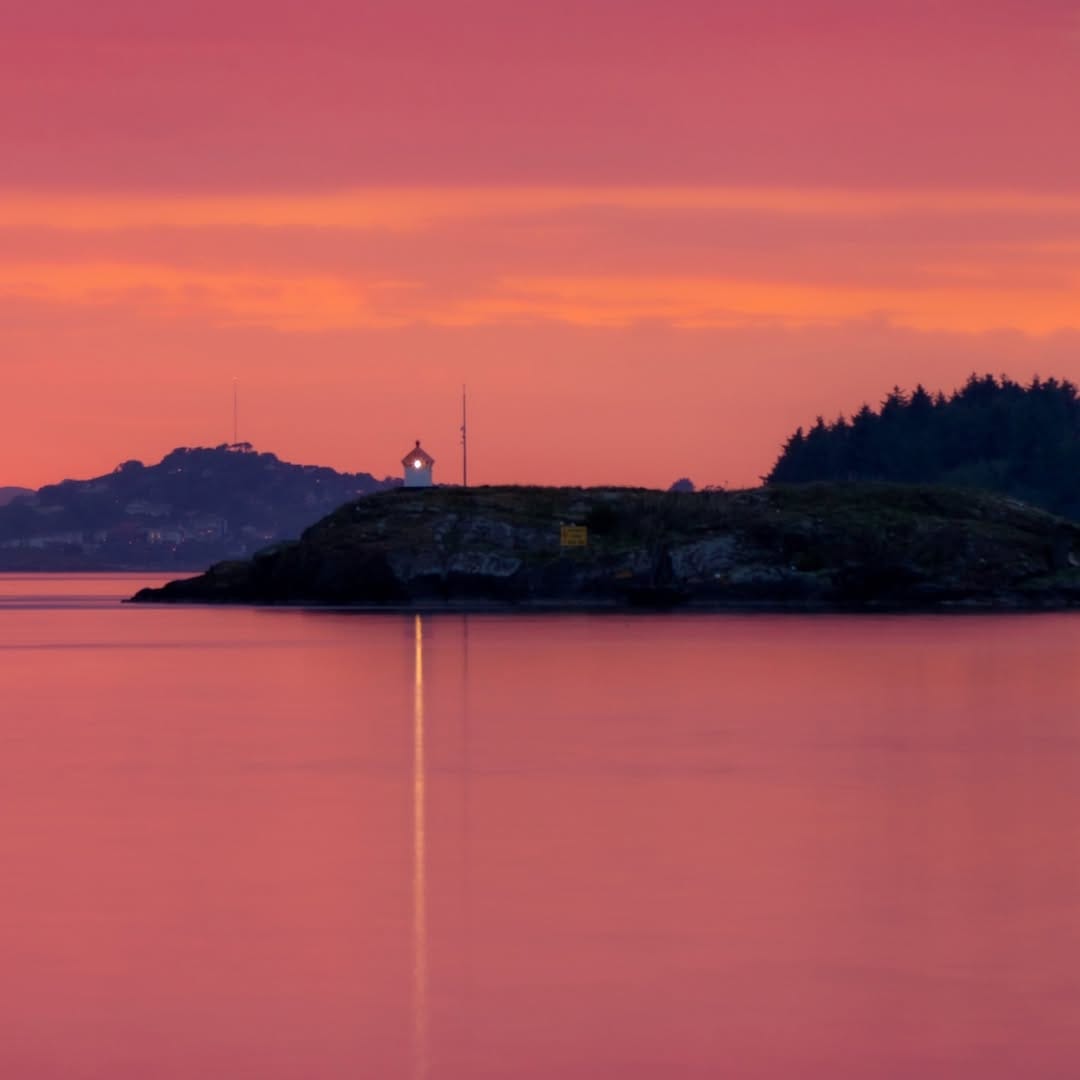 Post 10 by Oliver Hoesch on Instagram (image)