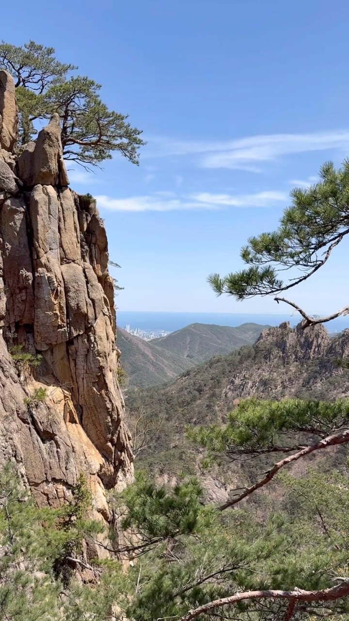 Post 8 by ᴀʟᴇɴᴀ |ᴛʀᴀᴠᴇʟ & ᴍᴏᴜɴᴛᴀɪɴs on Instagram (video)