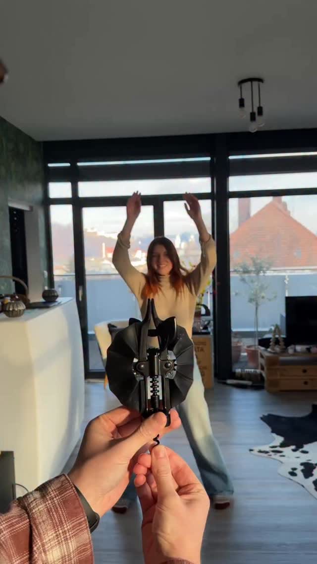 Post 6 by Nadine Freund on Instagram (video)