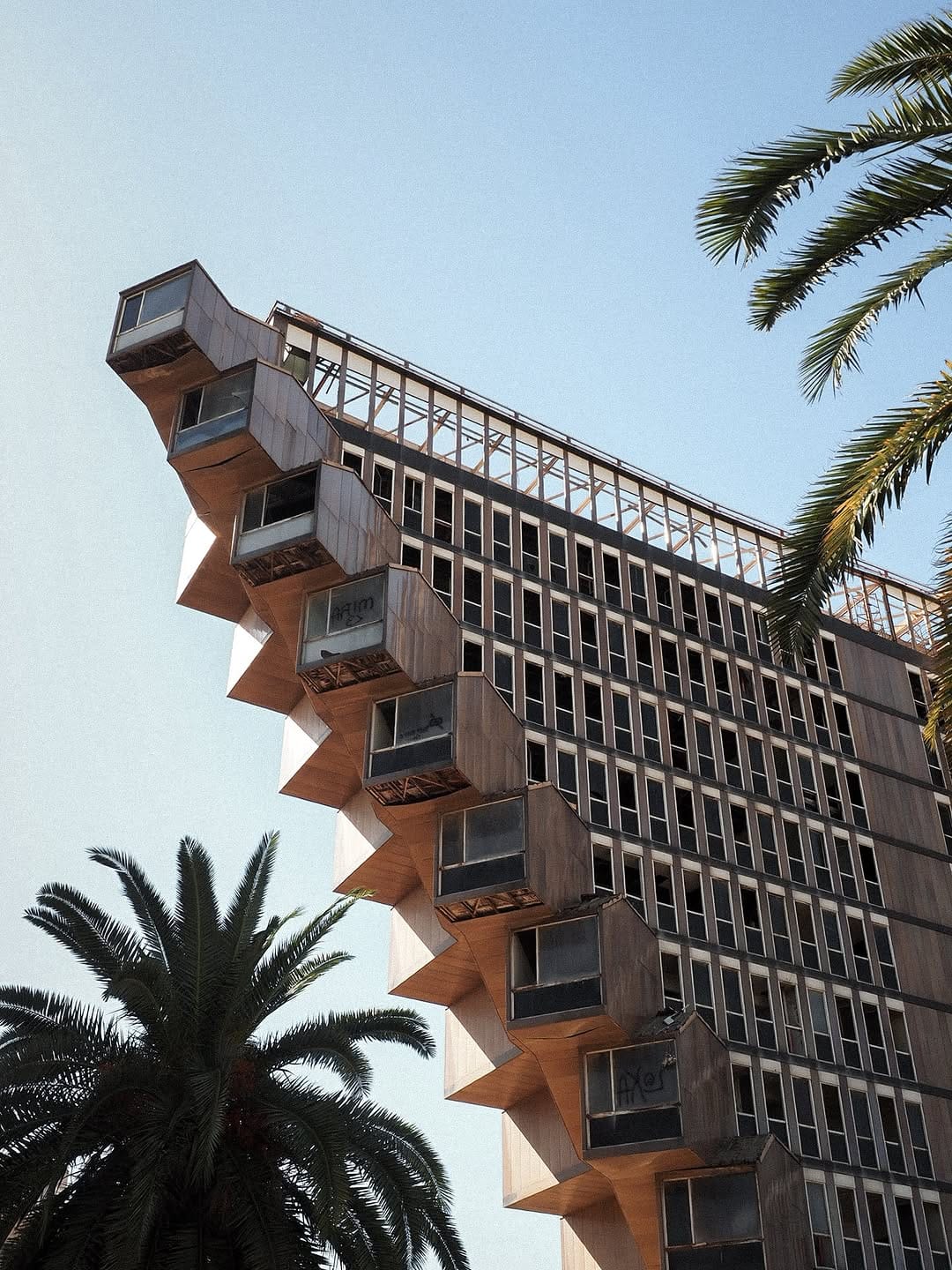 Post 5 by Riadh Larbi on Instagram (carousel)