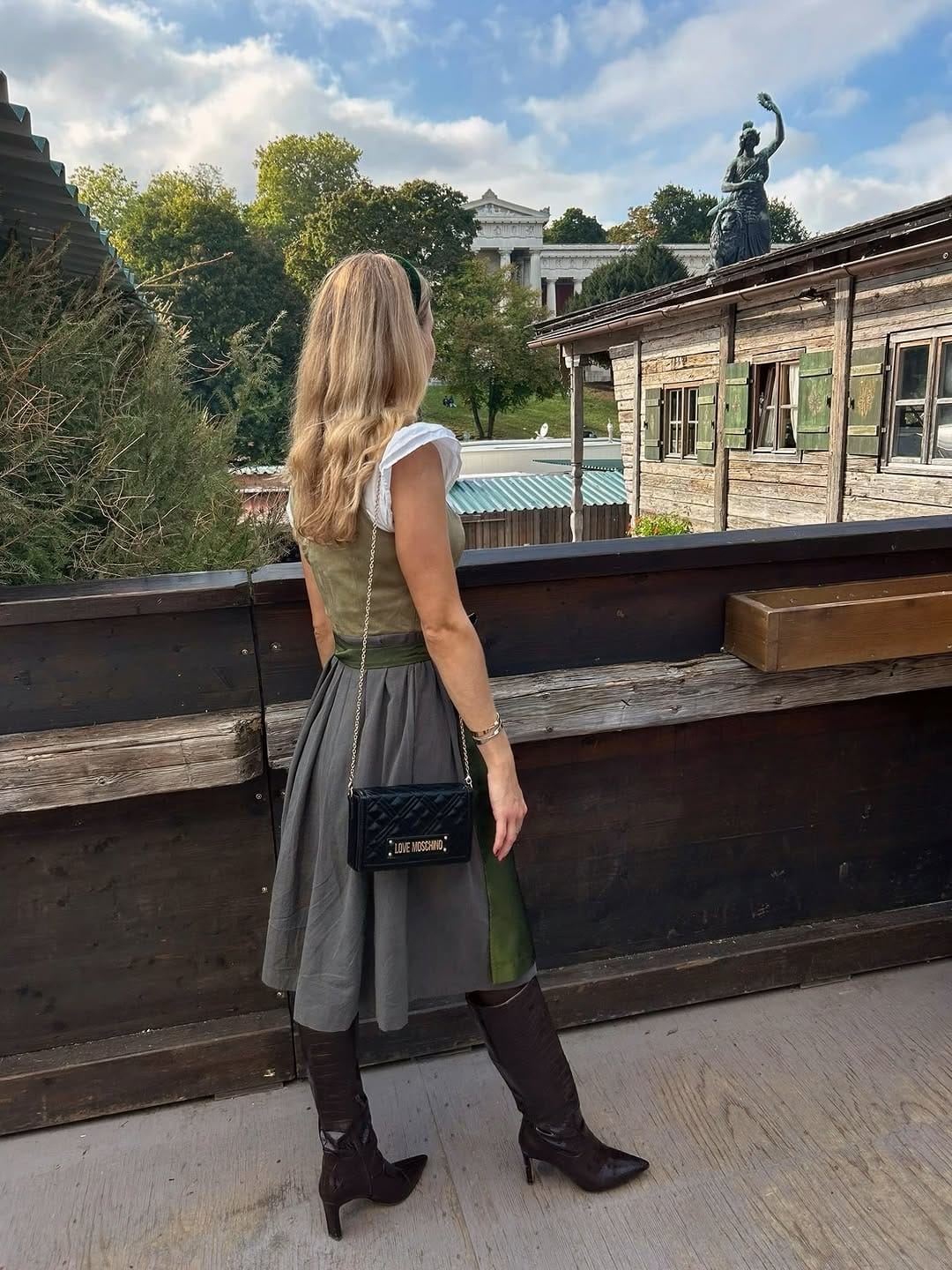 Post 3 by Leni on Instagram (carousel)