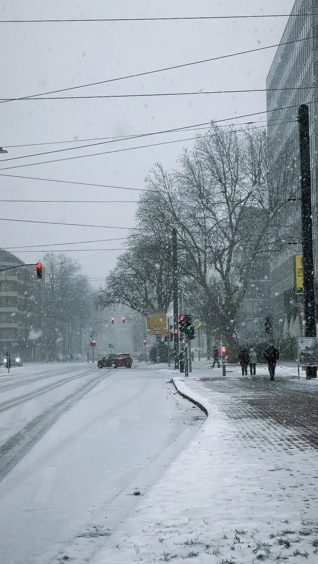 Post 4 by Duesseldorf on Instagram (video)