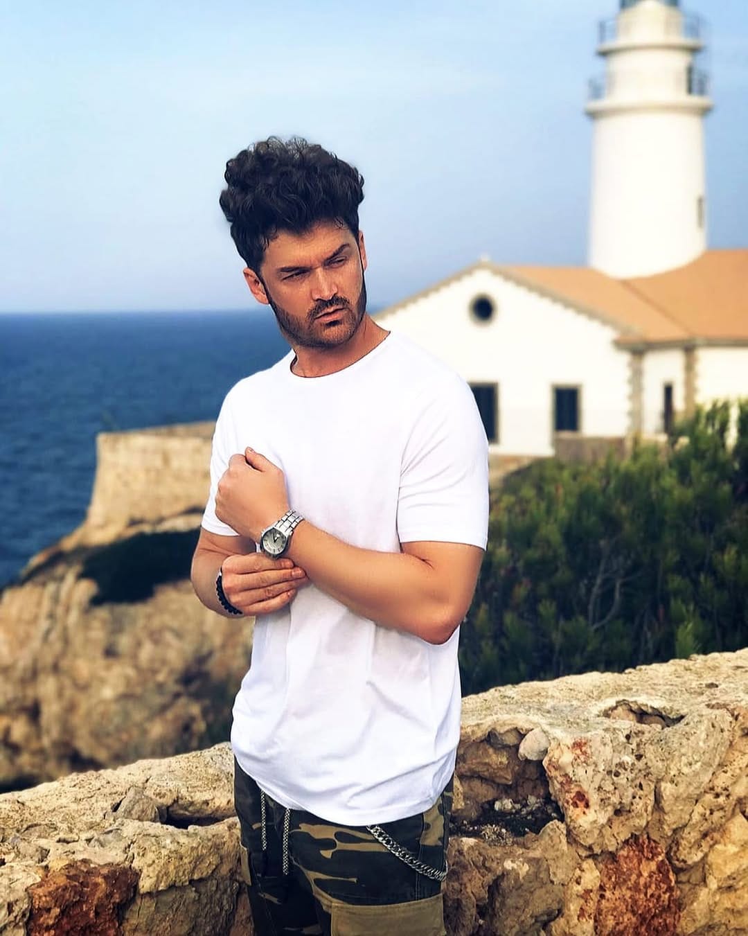 Post 2 by Viktor on Instagram (image)