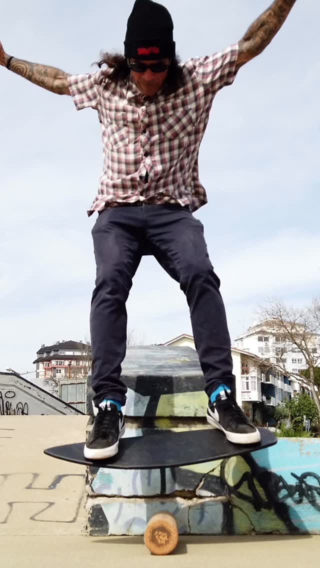 Post 4 by DaffyBoards Balance Board on Instagram (video)