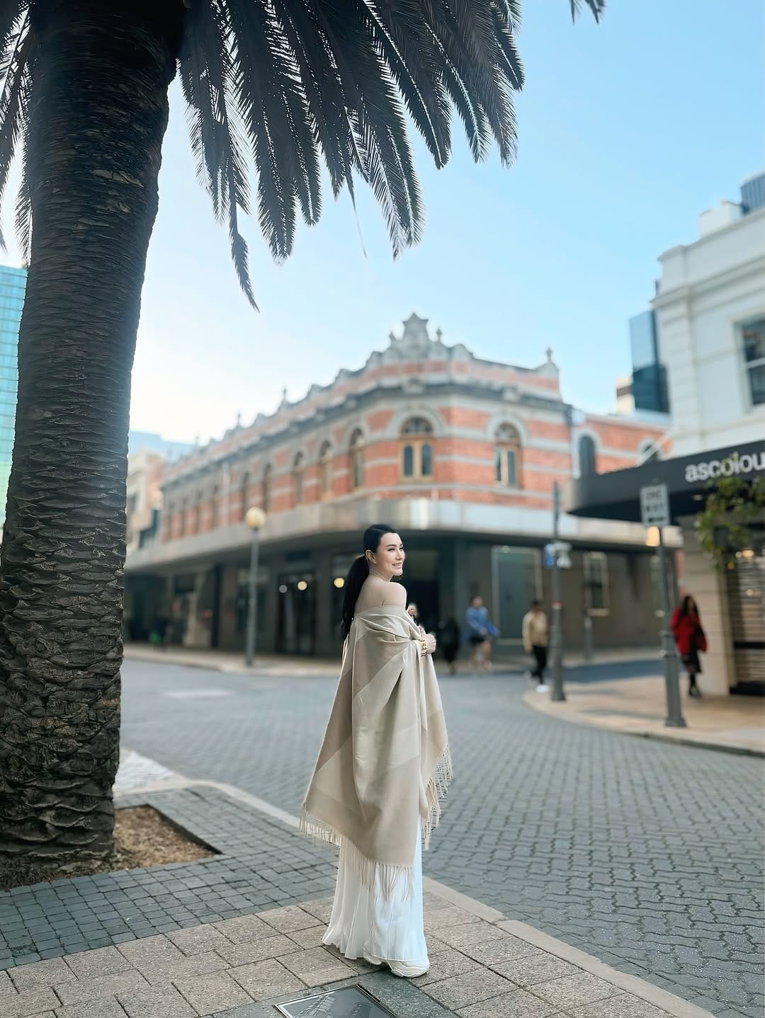 Post 3 by SHOPKAÍN Outerwear , Shawl & Scarf on Instagram (carousel)